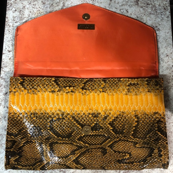 JOAN RIVERS NEW Bag Snakeskin with Gold Charm.Classic Vintage Envelope Clutch. - Picture 1 of 7